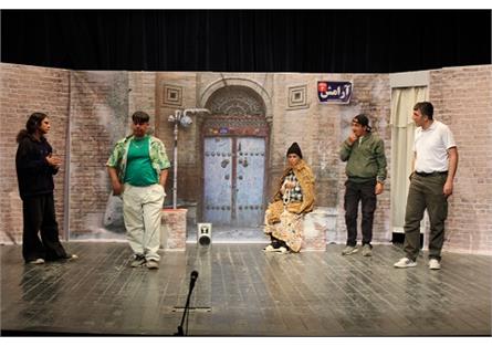 اجرای صحنه های نمایش طنز "جاپولا" در تاکستان