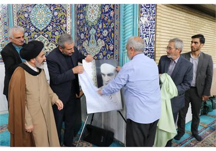 گزارش تصویری/ رونمایی از مجموعه خوشنویسی شده اشعار امام خمینی(ره) در ارومیه
