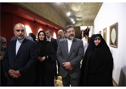 بازدید وزیر فرهنگ از نمایشگاه آثار قرآنی