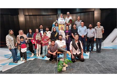 نمایش "مش غلامرضا در تایتانیک" به مدت 16 شب در اهرم به روی صحنه رفت